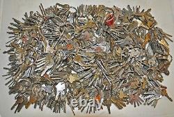 Lot of 1,150+ Vintage Old Antique Keys, weighs 21 pounds (B8)