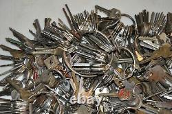 Lot of 1,150+ Vintage Old Antique Keys, weighs 21 pounds (B8)