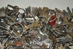 Lot of 1,150+ Vintage Old Antique Keys, weighs 21 pounds (B8)