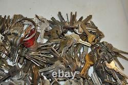 Lot of 1,150+ Vintage Old Antique Keys, weighs 21 pounds (B8)