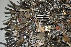 Lot of 1,150+ Vintage Old Antique Keys, weighs 21 pounds (B8)