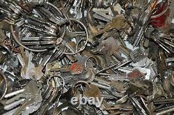 Lot of 1,150+ Vintage Old Antique Keys, weighs 21 pounds (B8)