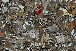 Lot of 1,150+ Vintage Old Antique Keys, weighs 21 pounds (B8)