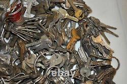 Lot of 1,150+ Vintage Old Antique Keys, weighs 21 pounds (B8)