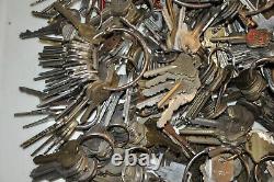 Lot of 1,150+ Vintage Old Antique Keys, weighs 21 pounds (B8)