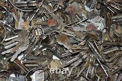 Lot of 1,150+ Vintage Old Antique Keys, weighs 21 pounds (B8)