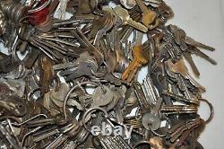 Lot of 1,150+ Vintage Old Antique Keys, weighs 21 pounds (B8)