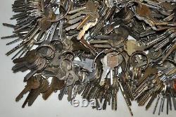 Lot of 1,150+ Vintage Old Antique Keys, weighs 21 pounds (B8)