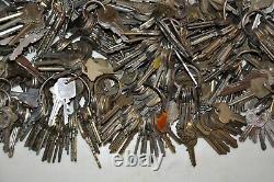 Lot of 1,150+ Vintage Old Antique Keys, weighs 21 pounds (B8)