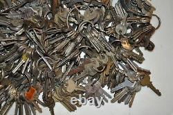 Lot of 1,150+ Vintage Old Antique Keys, weighs 21 pounds (B8)