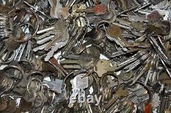 Lot of 1,150+ Vintage Old Antique Keys, weighs 21 pounds (B8)