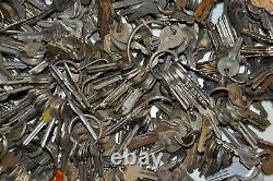 Lot of 1,150+ Vintage Old Antique Keys, weighs 21 pounds (B8)