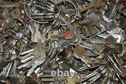 Lot of 1,150+ Vintage Old Antique Keys, weighs 21 pounds (B8)