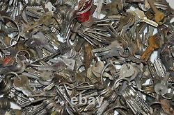 Lot of 1,150+ Vintage Old Antique Keys, weighs 21 pounds (B8)