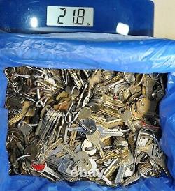 Lot of 1,150+ Vintage Old Antique Keys, weighs 21 pounds (B8)