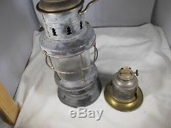 Vintage Antique Old Kerosene Skaters Lantern Lamp With Original Globe Working