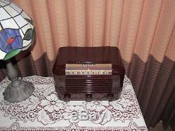 Vintage old antique tube radio Philco Model 15X Very pretty radio here